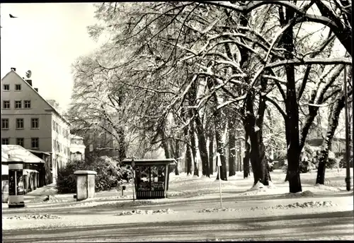 Ak Freiberg in Sachsen, Karl Liebknecht Platz, Litfaßsäule, Winter