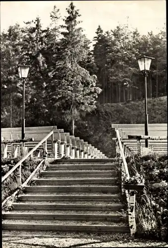 Ak Neuwürschnitz Oelsnitz im Erzgebirge, An der Waldbühne, Treppe, Sitzreihen