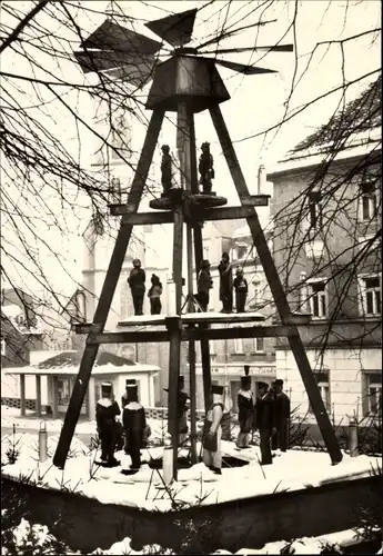 Ak Stollberg im Erzgebirge, Weihnachtspyramide auf dem Markt