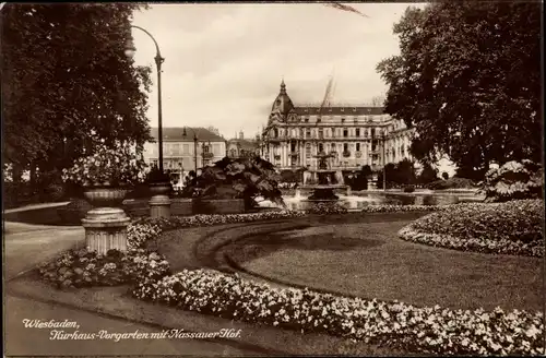 Ak Wiesbaden in Hessen, Kurhaus-Vorgarten mit Nassauer Hof, Springbrunnen