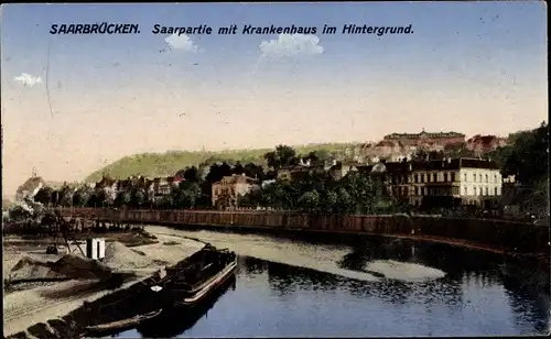 Ak Saarbrücken im Saarland, Saarpartie mit Krankenhaus im Hintergrund