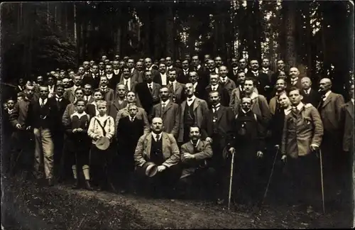 Foto Ak Ludwigshafen am Rhein, Gruppenbild, Männer am Waldrand