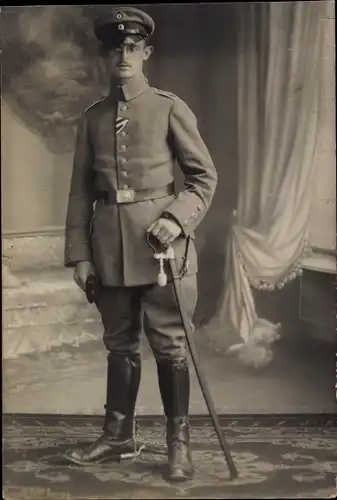 Foto Ak Deutscher Soldat in Uniform, Standportrait, I WK