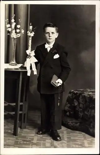Foto Ak Junge im Anzug mit Kerze, Konfirmation, 1933