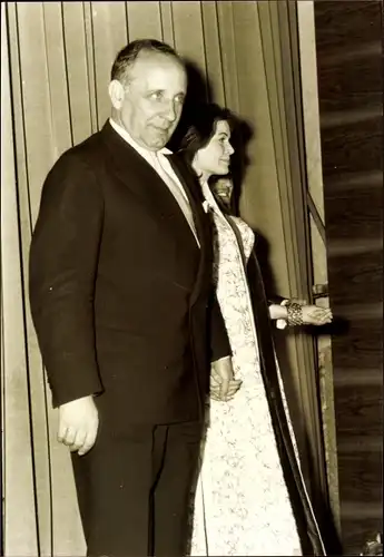 Foto Schauspieler O. E. Hasse, Portrait im Anzug