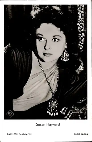 Ak Schauspielerin Susan Hayward, Portrait, Ohrring, Halskette, Treffpunkt Hongkong