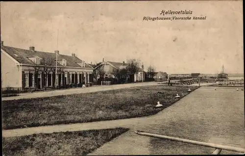 Ak Hellevoetsluis Südholland, Rijksgebouwen, Voornsche Kanaal