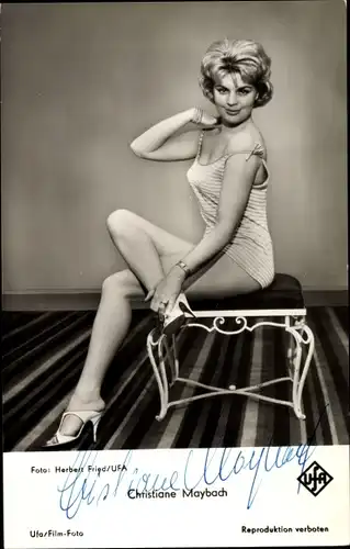 Ak Schauspielerin Christiane Maybach im Badeanzug auf Stuhl posierend, UfA, Autogramm