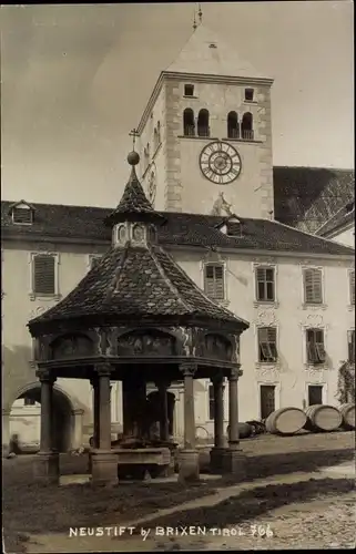 Foto Ak Neustift Brixen Bressanone Südtirol, Ortsansicht, Rathausturm