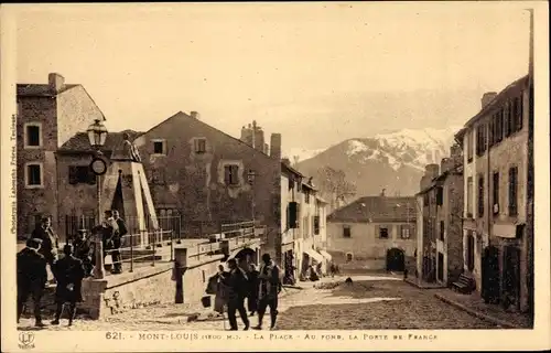 Ak Mont Louis Pyrénées Orientales, La Place, Au fond, la Porte de France