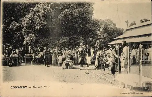 Ak Conakry Guinea, vue générale du marché, des indigènes