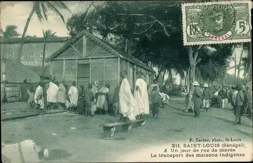 Ak Saint Louis Senegal, Un jour de raz de marée, Le transport des maisons indigenes