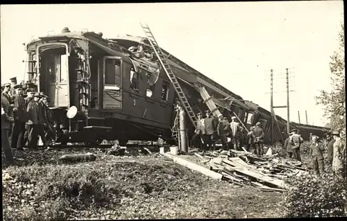 Foto Ak Köln am Rhein, Zugunglück, Eisenbahnunfall, Eisenbahn-Attentat bei Leiderde 1926 ?