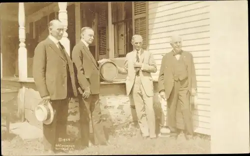 Foto Ak Erfinder und Automobilpionier Henry Ford und drei weitere Männer