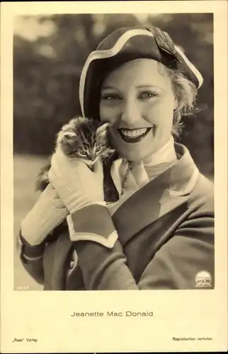 Ak Schauspielerin Jeanette MacDonald, Portrait mit kleiner Katze