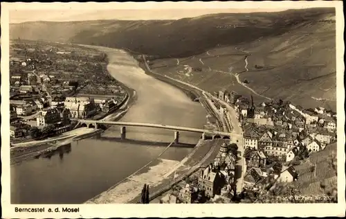 Ak Bernkastel Kues an der Mosel, Blick auf Fluss und Ort, Moselbrücke