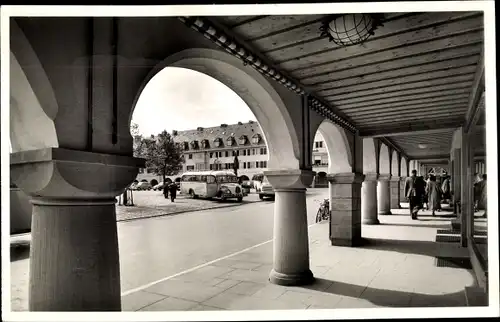 Ak Freudenstadt im Nordschwarzwald, am Marktplatz, Arkaden, Bus