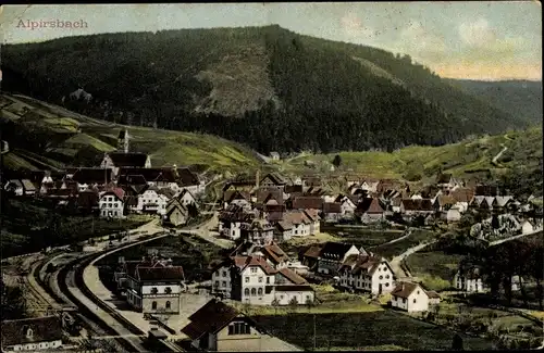 Ak Alpirsbach im Kreis Freudenstadt, Blick auf den Ort, Bahnhof, gleisseitig, Berg