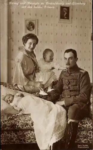 Ak Ernst August zu Braunschweig und Lüneburg, Herzogin Viktoria Luise, Erbprinz, Prinz Georg Wilhelm