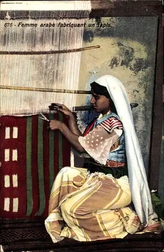 Ak Femme Arabe fabriquant un tapis, Teppichweberin