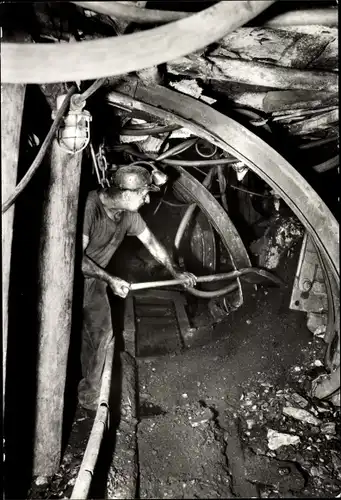 Ak Oelsnitz Erzgebirge, Bergbaumuseum Karl Liebknecht Schacht, Einbringen von Ausbaubogen