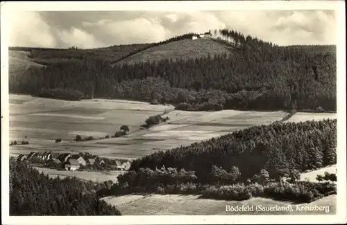 Ak Bödefeld Schmallenberg im Sauerland, Ortsansicht mit Kreuzberg