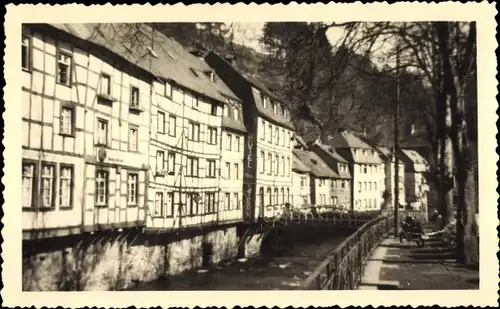 Foto Ak Monschau Montjoie in der Eifel, Rur, Fachwerkhäuser, 1956