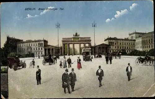 Ak Berlin Mitte, Brandenburger Tor, Kutschen, Passanten