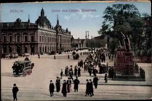 Ak Berlin Mitte, Unter den Linden, Zeughaus, Passanten, Denkmal, Kutsche