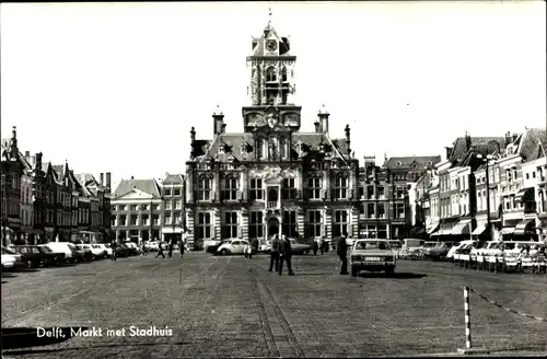 Ak Delft Südholland Niederlande, Markt met Stadhuis