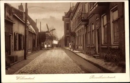 Ak Willemstad Nordbrabant Niederlande, Raadhuisstraat