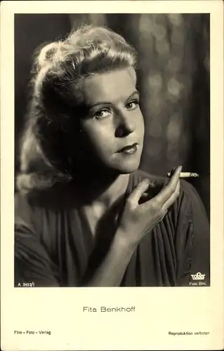Ak Schauspielerin Fita Benkhoff, Portrait mit Zigarette