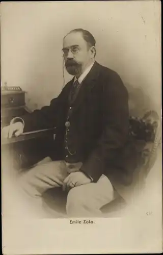 Foto Ak Schriftsteller Emile Zola, Portrait am Schreibtisch