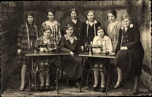 Foto Ak Nürnberg in Mittelfranken Bayern, Gruppenaufnahme von Frauen mit Nähmaschinen