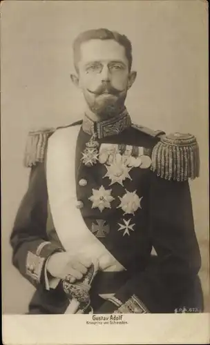 Ak König Gustav V. von Schweden, Portrat in Uniform, Orden, Säbel