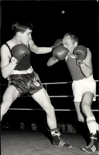 Foto Ak Zwei Männer bei einem Boxkampf