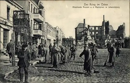 Ak Pisz Johannisburg Ostpreußen, Arbeitende Russen auf dem Marktplatz, Kriegszerstörungen, I WK