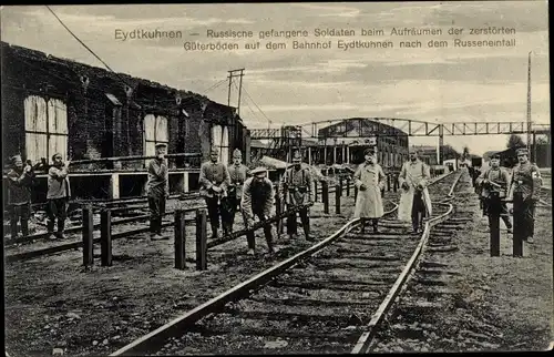 Ak Eydtkau Eydtkuhnen Ostpreußen, Russische Kriegsgefangene, Bahnhof, Gleisseite, I WK