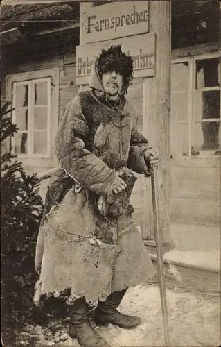 Foto Ak Östlicher Kriegsschauplatz, Mann im Fellmantel vor der Ortskommandantur, I WK