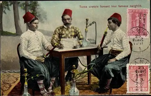 Ak Kreta, Turcs cretois fumant leur fameux narghilé, Wasserpfeife
