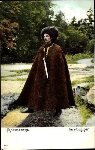 Ak Karatschiner, Karpathen, Ukraine, Mann in Mantel und Pelzhut, Messer