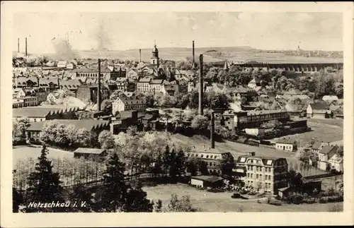 Ak Netzschkau im Vogtland, Gesamtansicht mit Schloten