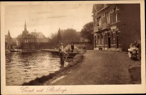 Ak Boskoop Alphen aan den Rijn Südholland Niederlande, Flusspartie, Wohnhäuser, Passanten