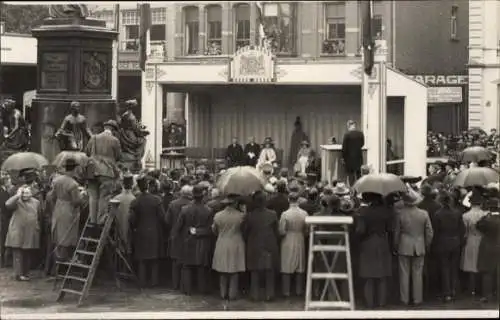 Foto Ak Tilburg Nordbrabant Niederlande, Theaterszene ?, Zuschauer, Denkmal