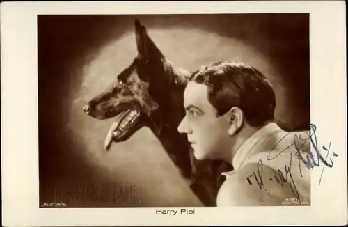 Ak Schauspieler Harry Piel, Portrait mit Schäferhund, Ross Verlag 4587 1, Autogramm