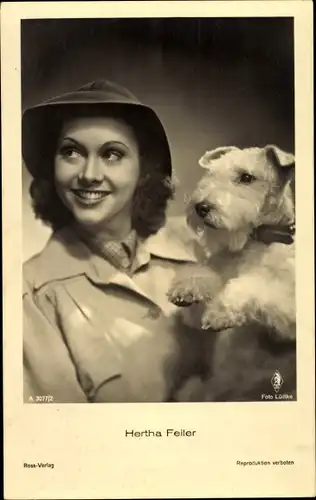 Ak Schauspielerin Hertha Feiler, Portrait mit Terrier, Hund, Ross Verlag A 3077/2