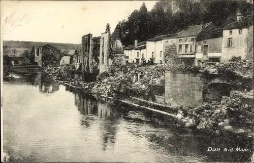 Ak Dun sur Meuse, zerstörte Häuser vom Fluss aus gesehen
