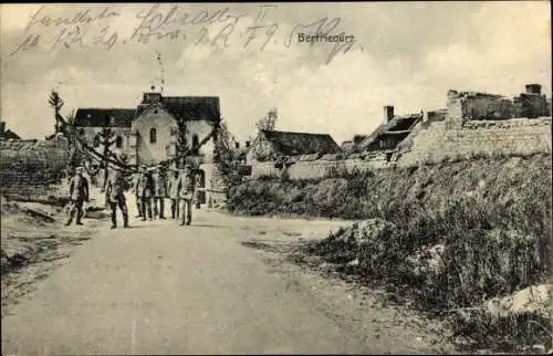 Ak Bertricourt Aisne, Straßenpartie, Soldaten, zerstörtes Haus