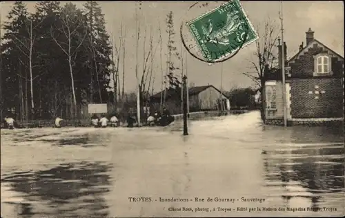 Ak Troyes Aube, Inondations, Rue de Gournay, Sauvetage