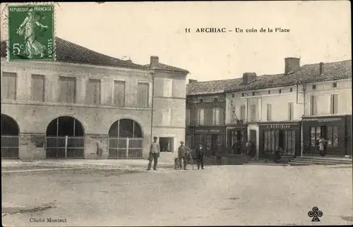 Ak Archiac Charente Maritime, Un coin de la Place